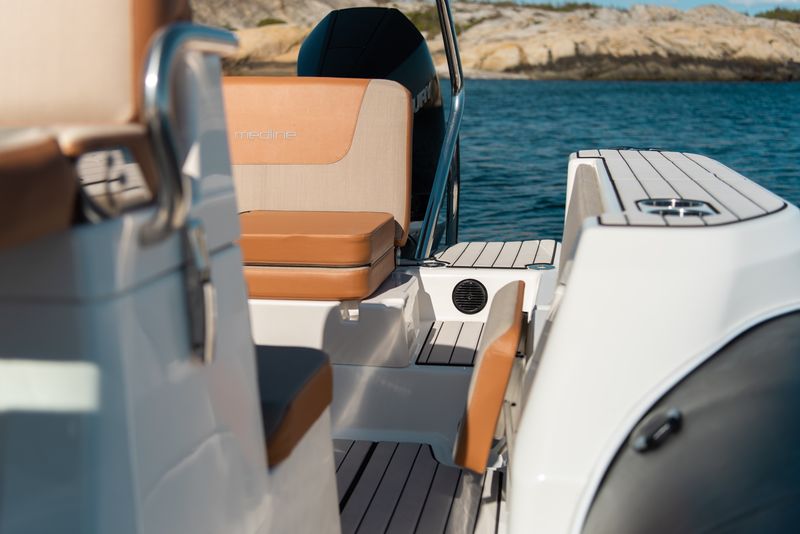 Zodiac Medline 7.5 - Your Private Oasis on the Water