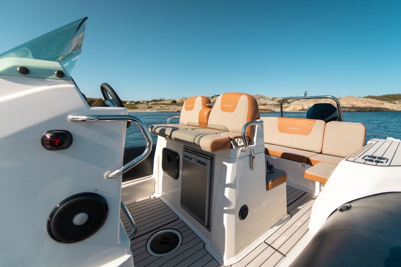 Zodiac Medline 7.5 - Your Private Oasis on the Water