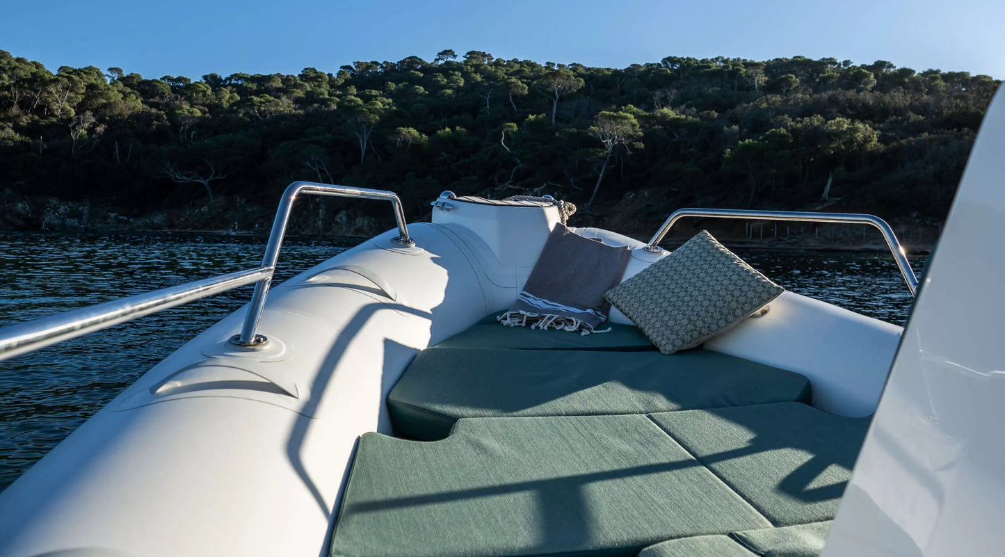Bow sundeck and open deck layout of Zodiac Medline 5.8 RIB