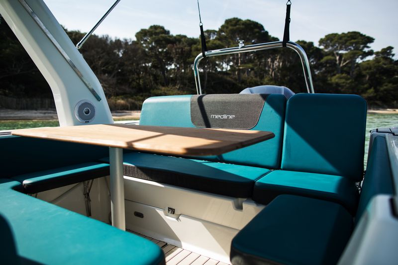 Zodiac Medline 7.5 - Your Private Oasis on the Water
