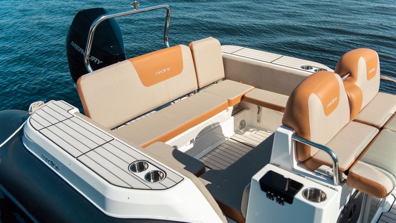 Zodiac Medline 7.5 - Your Private Oasis on the Water