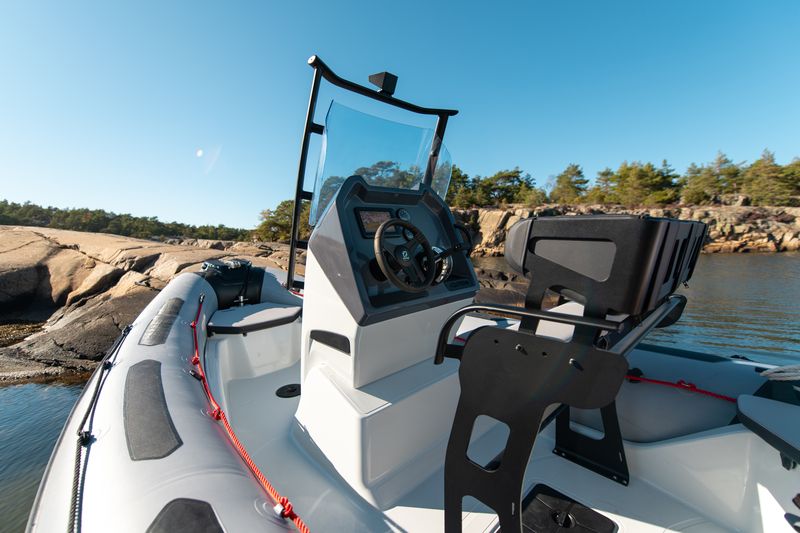 Zodiac Open 5.5 console with wheel and USB plugs for convenience