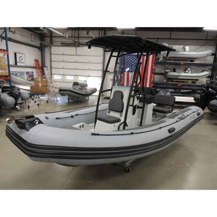 Deep V-hull of Zodiac Pro 5.5 ensuring excellent seaworthiness