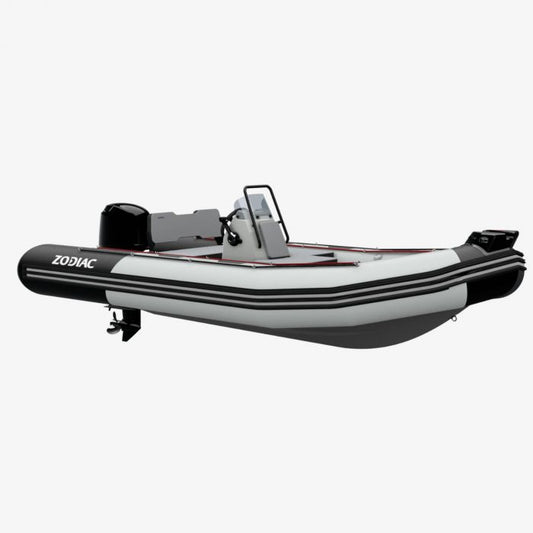 Deep V-hull of Zodiac Open 4.8 ensuring excellent seaworthiness
